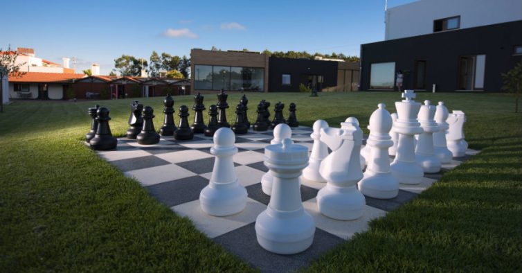 Jogo De Xadrez Gigante No Jardim Do Hotel Imagem de Stock - Imagem de  objetos, placa: 189457105