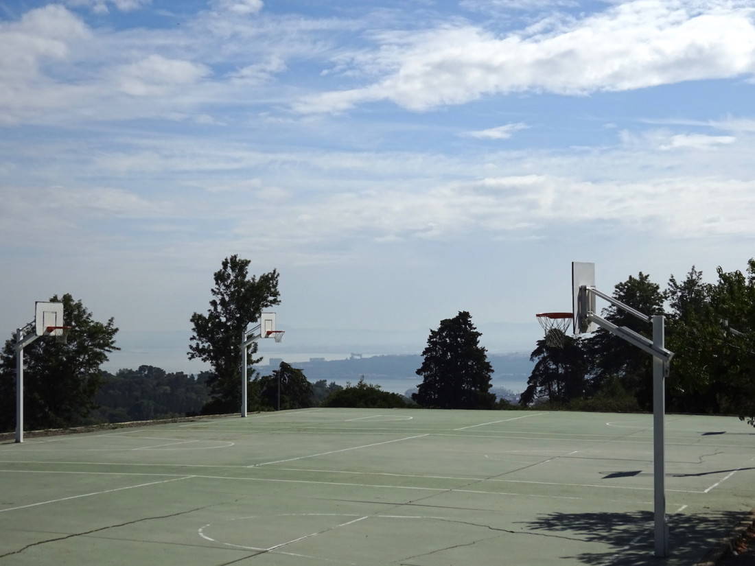 Grupo de amigos jogando basquete em uma quadra pública ao ar livre