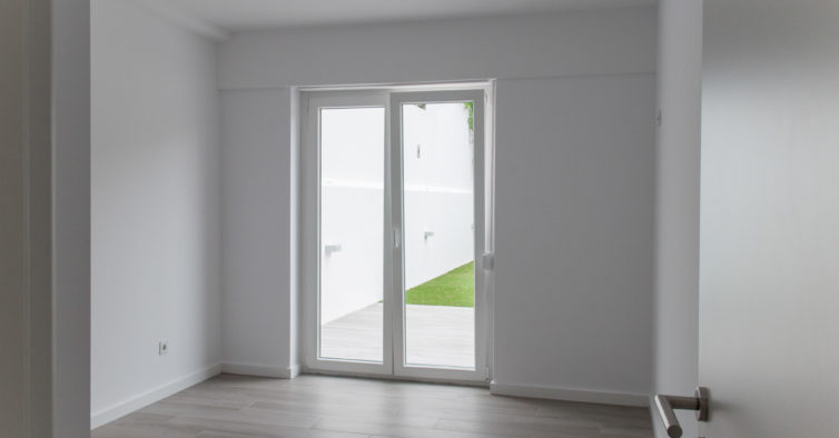 Antes e depois: era um T1+1 horrível e sujo, agora é um apartamento com um pátio incrível