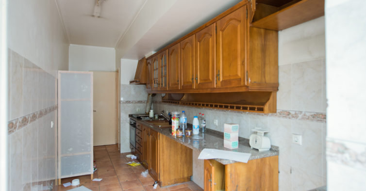 Antes e depois: era um T1+1 horrível e sujo, agora é um apartamento com um pátio incrível