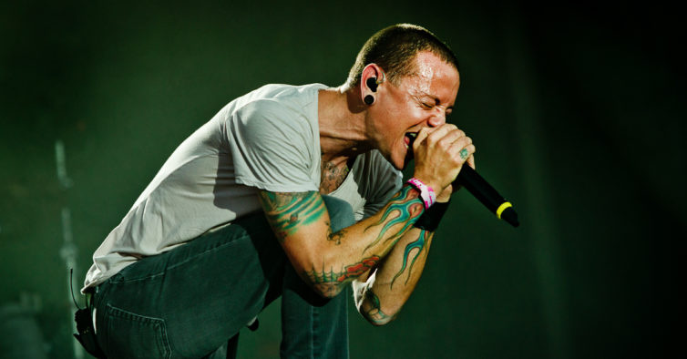 Linkin Park lançam tema cantado por Chester Bennington, desaparecido em 2017