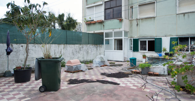 Antes e depois: era um T1+1 horrível e sujo, agora é um apartamento com um pátio incrível