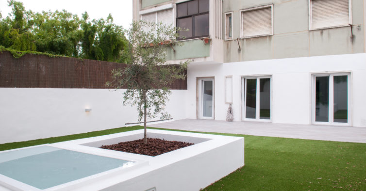 Antes e depois: era um T1+1 horrível e sujo, agora é um apartamento com um pátio incrível