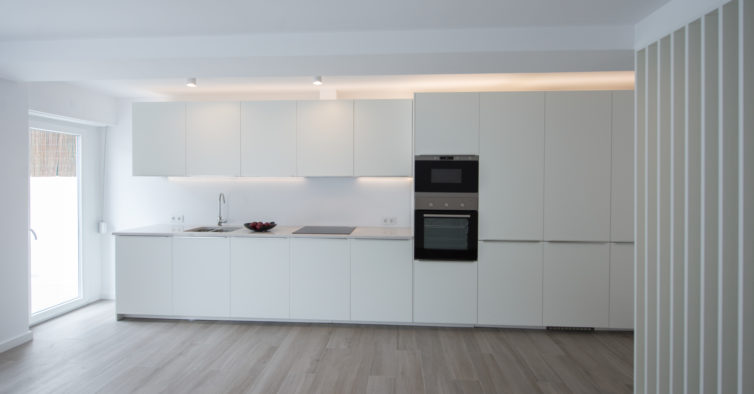 Antes e depois: era um T1+1 horrível e sujo, agora é um apartamento com um pátio incrível