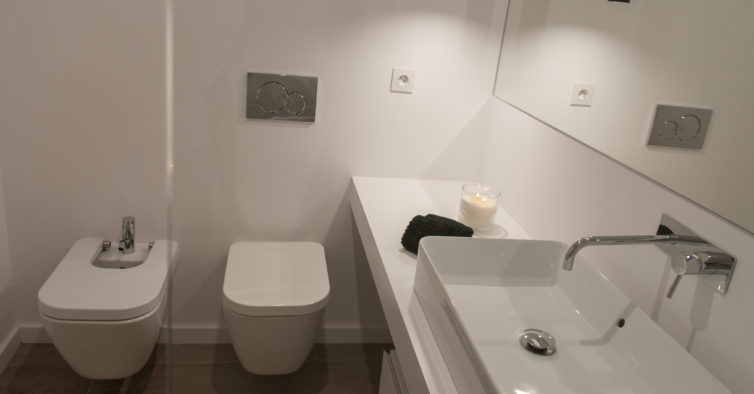 Antes e depois: era um T1+1 horrível e sujo, agora é um apartamento com um pátio incrível