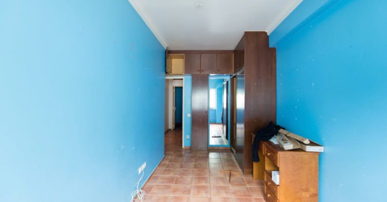 Antes e depois: era um T1+1 horrível e sujo, agora é um apartamento com um pátio incrível