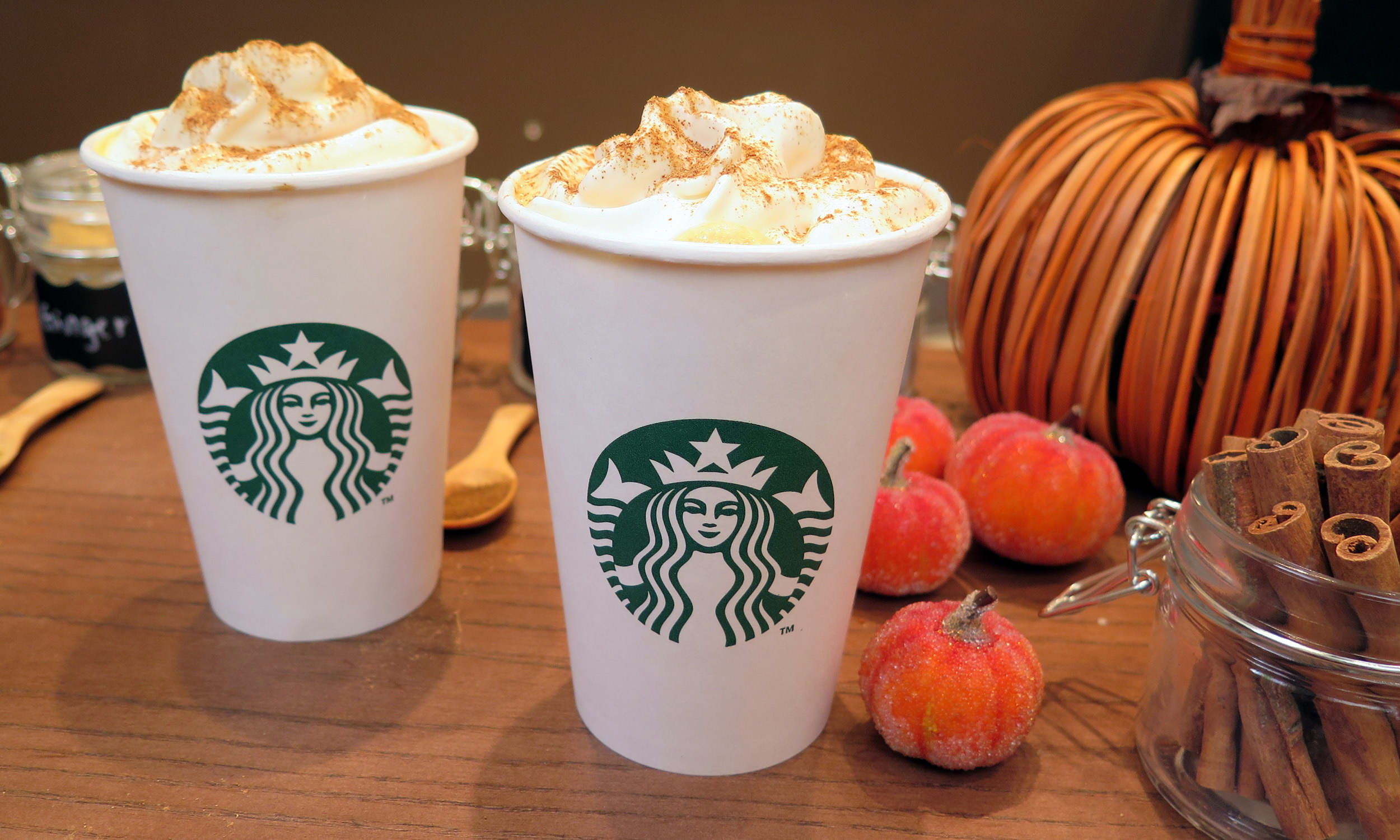 O pumpkin spice não tem sabor de abóbora. A mistura de especiarias é frequentemente usada em receitas de abóbora, mas o sabor do pumpkin spice em si não é de abóbora.