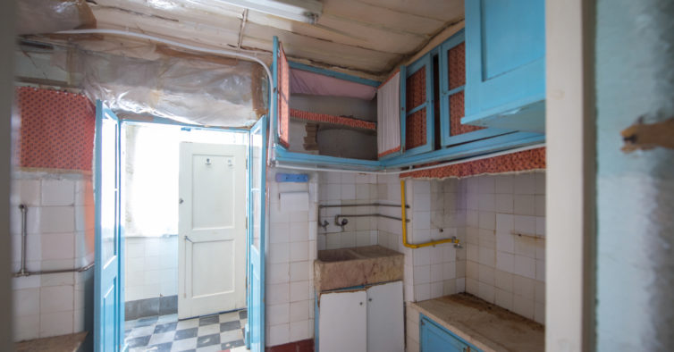 Antes e depois: era um T1 com o teto a pingar, agora é um apartamento moderno na Lapa