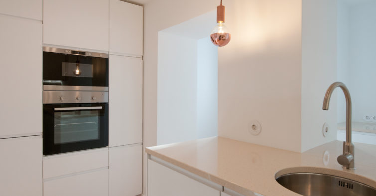 Antes e depois: era um T1 com o teto a pingar, agora é um apartamento moderno na Lapa