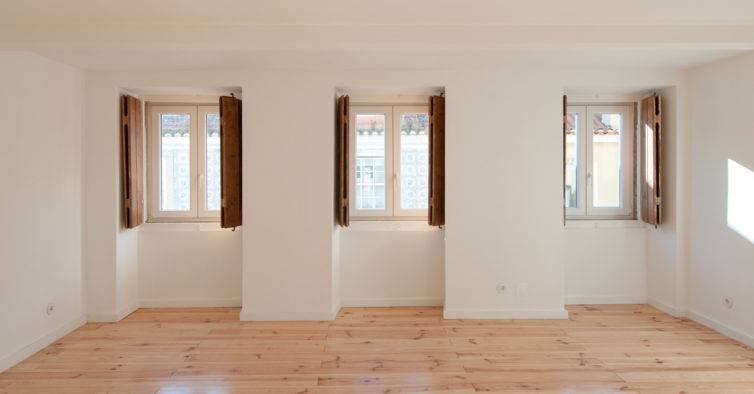 Antes e depois: era um T1 com o teto a pingar, agora é um apartamento moderno na Lapa
