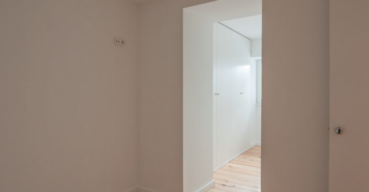 Antes e depois: era um T1 com o teto a pingar, agora é um apartamento moderno na Lapa
