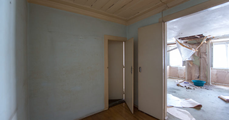 Antes e depois: era um T1 com o teto a pingar, agora é um apartamento moderno na Lapa