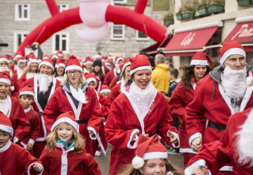Adeus, renas e trenó. Em 2023, os pais e mães Natal chegam a correr e cortam metas