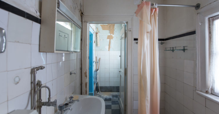 Antes e depois: era um T1 com o teto a pingar, agora é um apartamento moderno na Lapa