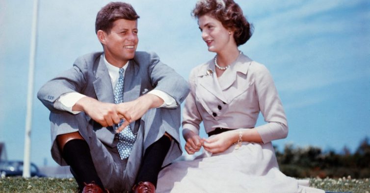 Os Kennedy estão em exposição em Lisboa — o vestido de noiva de Jackie, fotografias e histórias inéditas da família – NiT Os Kennedy estão em exposição em Lisboa — o vestido de noiva de Jackie, fotografias e histórias inéditas da família – NiT