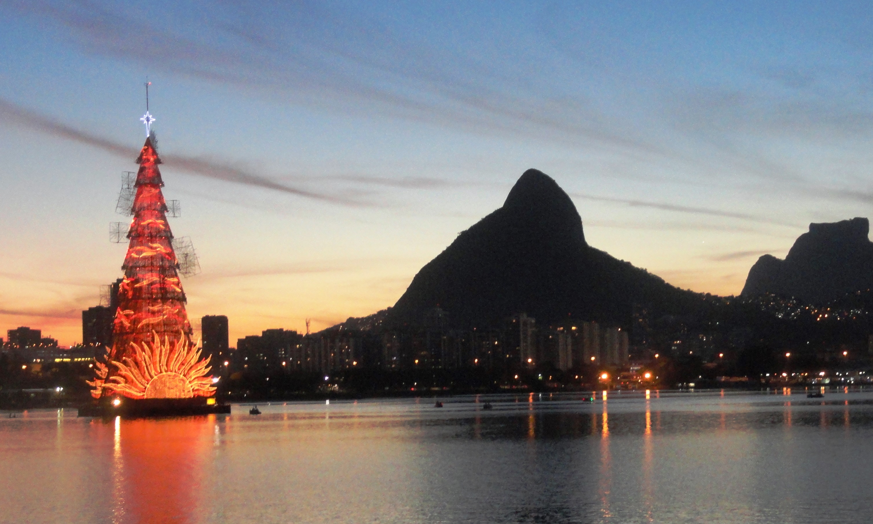No Rio de Janeiro, a árvore de Natal é flutuante (e tão maravilhosa como a cidade) – NiT No Rio de Janeiro, a árvore de Natal é flutuante (e tão maravilhosa como a cidade) – NiT