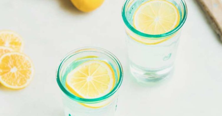 A melhor (e mais secreta) forma de beber água com limão para emagrecer – NiT