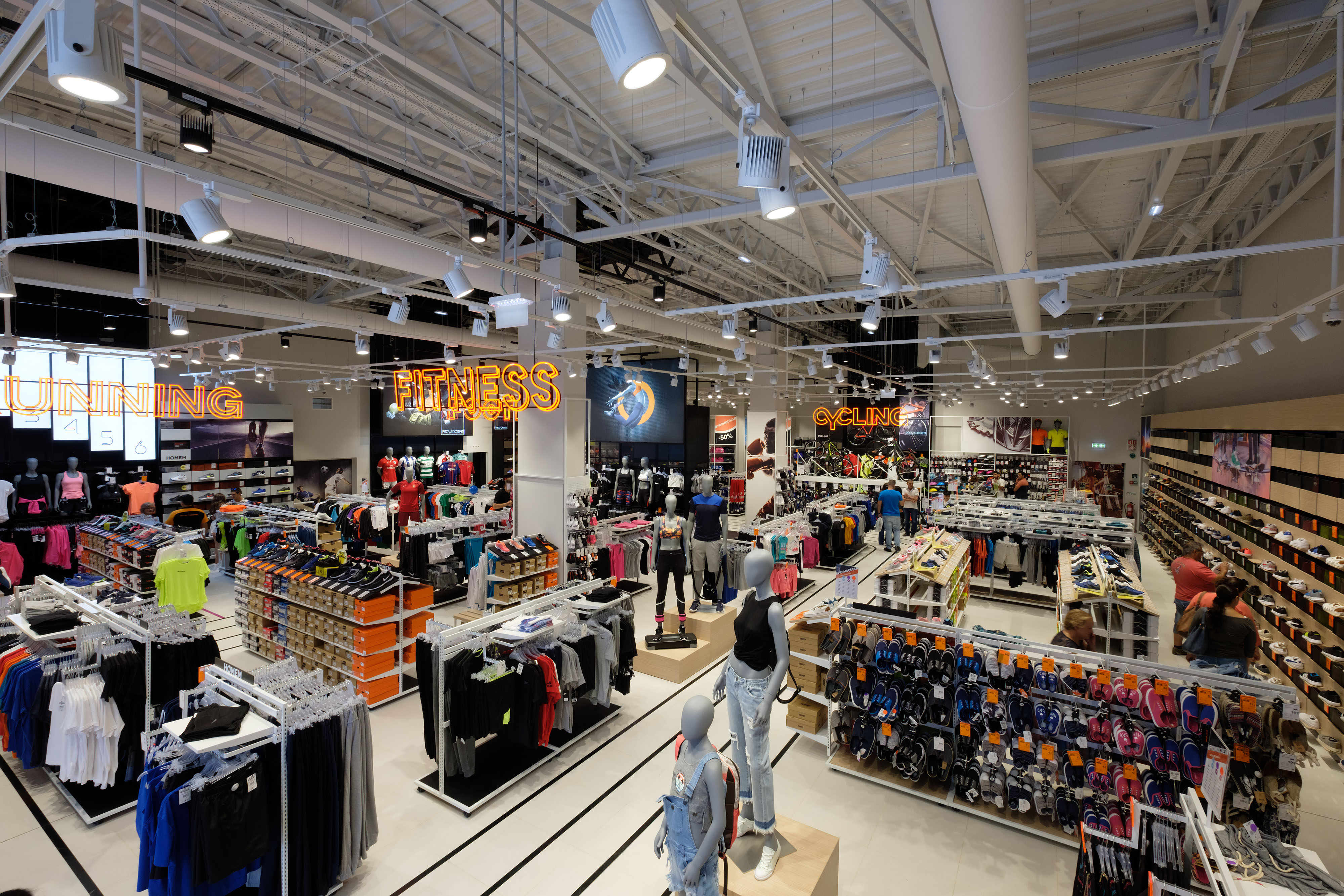 Shopping Centre recorder small Alerta saldos: Sport Zone tem 700 peças de roupa e acessórios a partir de  1,99€ – NiT