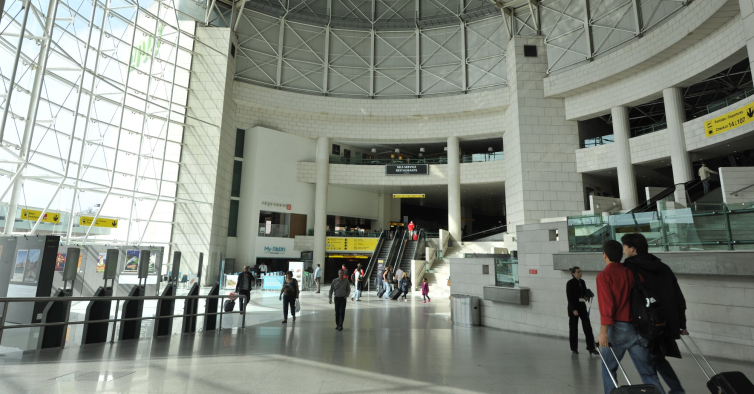 Aeroporto de Lisboa está encerrado