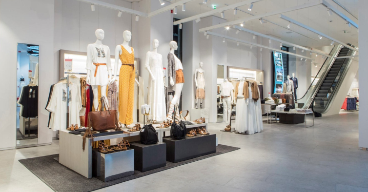 Novo vestido da Mango com detalhes românticos que lidera as listas de compras