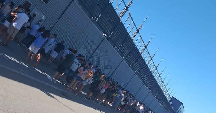 Shopping Outlet De Vila Do Conde Teve Uma Fila De 400 Pessoas A Porta Nit