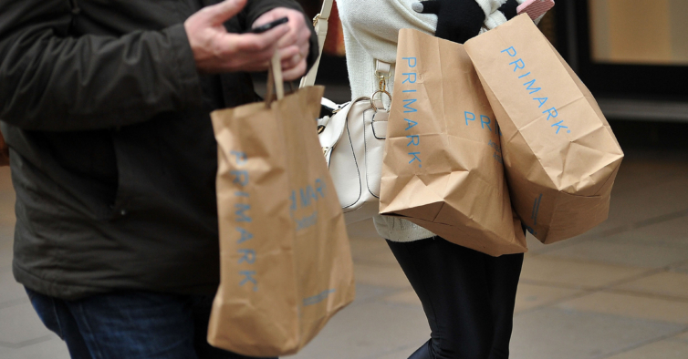 town something singer Primark quer que os clientes usem os sacos de papel como embrulhos de Natal  – NiT