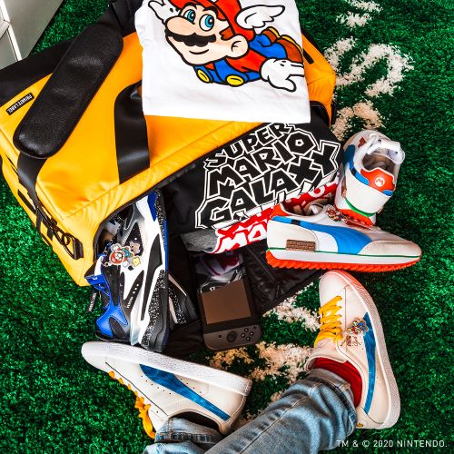 sapatilhas brancas e azuis e camisola branca com o Super Mario