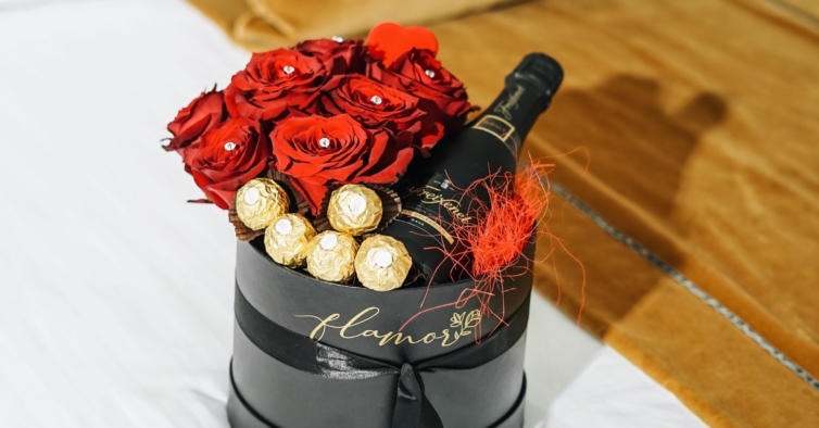 Estas caixas de flores incríveis para o Dia dos Namorados incluem champanhe  e bombons – NiT
