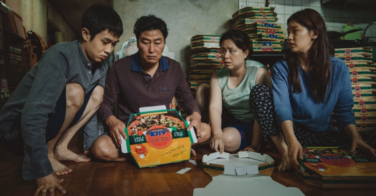 Para ganhar dinheiro, a família Kim sabota os funcionários de uma casa abastada para mudar de vida. (Foto: Reprodução/CJ Entertainment).