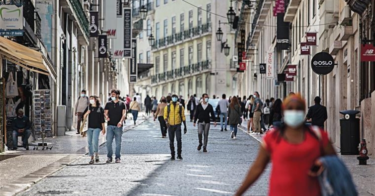 Portugueses com 25 anos já podem agendar a vacina contra a ...