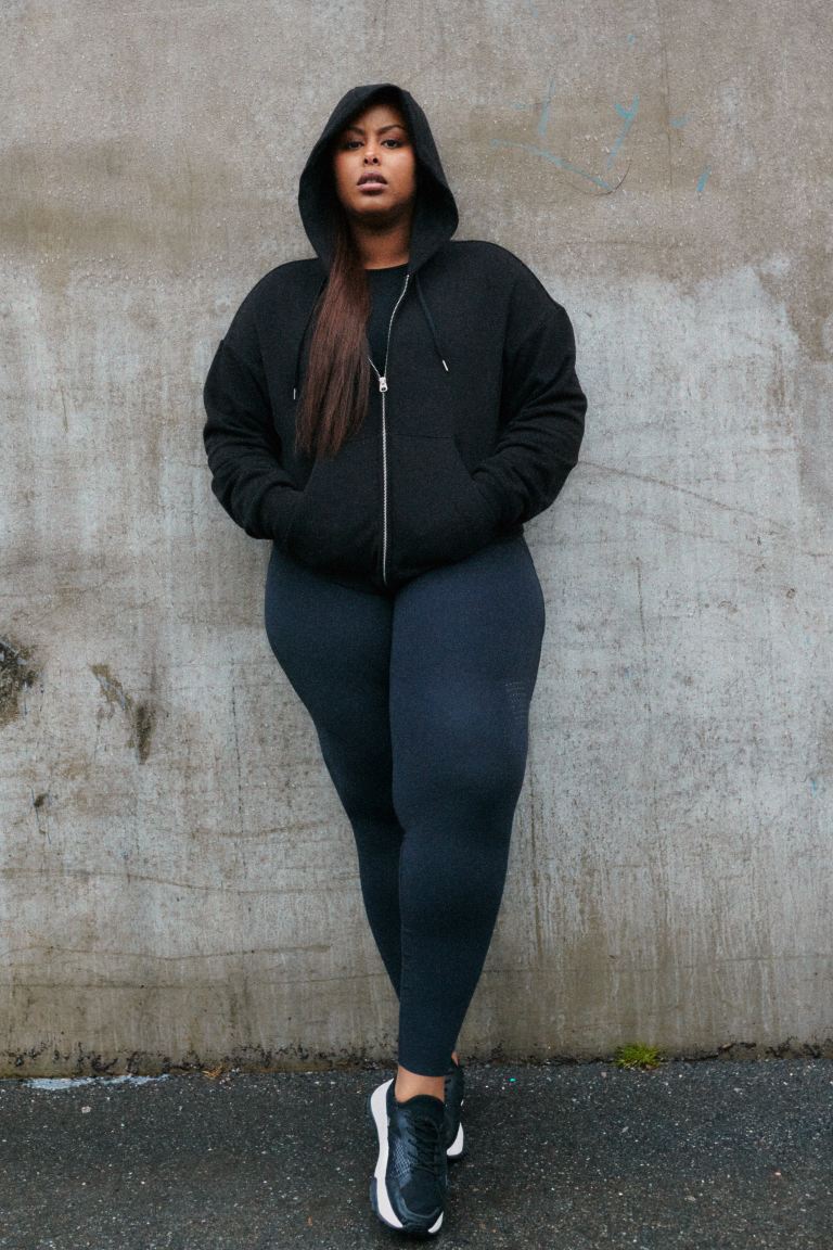 As novas leggings de cintura subida da H&M que se ajustam a todos os corpos  – NiT