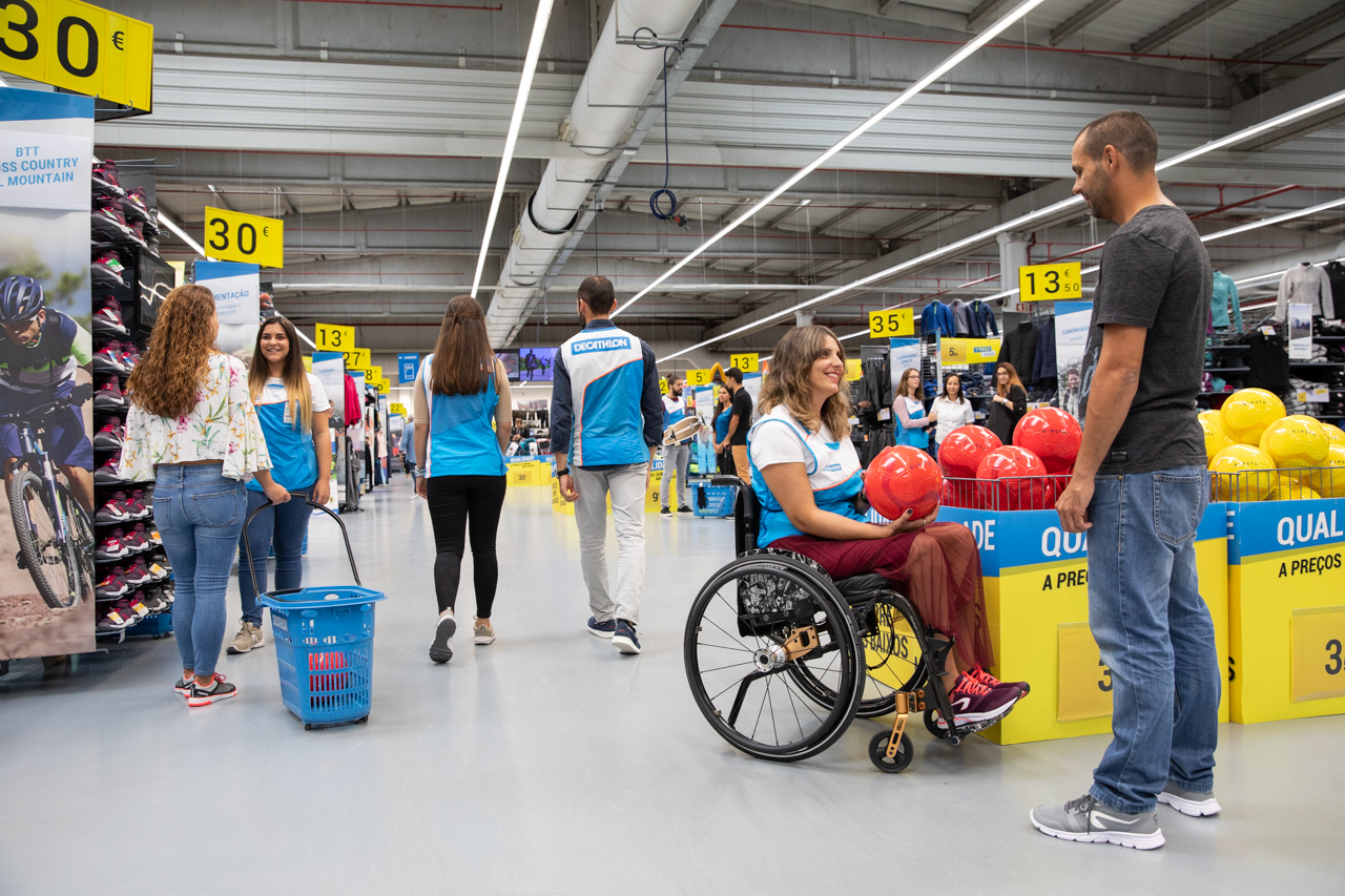 Decathlon abre maior loja da rede com quadra de areia e piscina