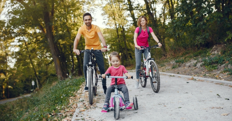 A melhor forma de fazer uma família feliz? Irem todos dar uma volta de  bicicleta – NiT