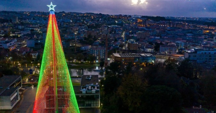 Novo recorde: Ermesinde tem a maior árvore de Natal do País — mede 55  metros – NiT