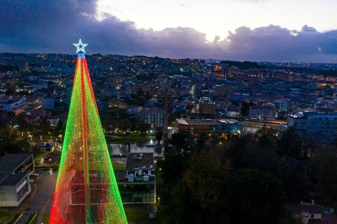 Novo recorde: Ermesinde tem a maior árvore de Natal do País — mede 55  metros – NiT