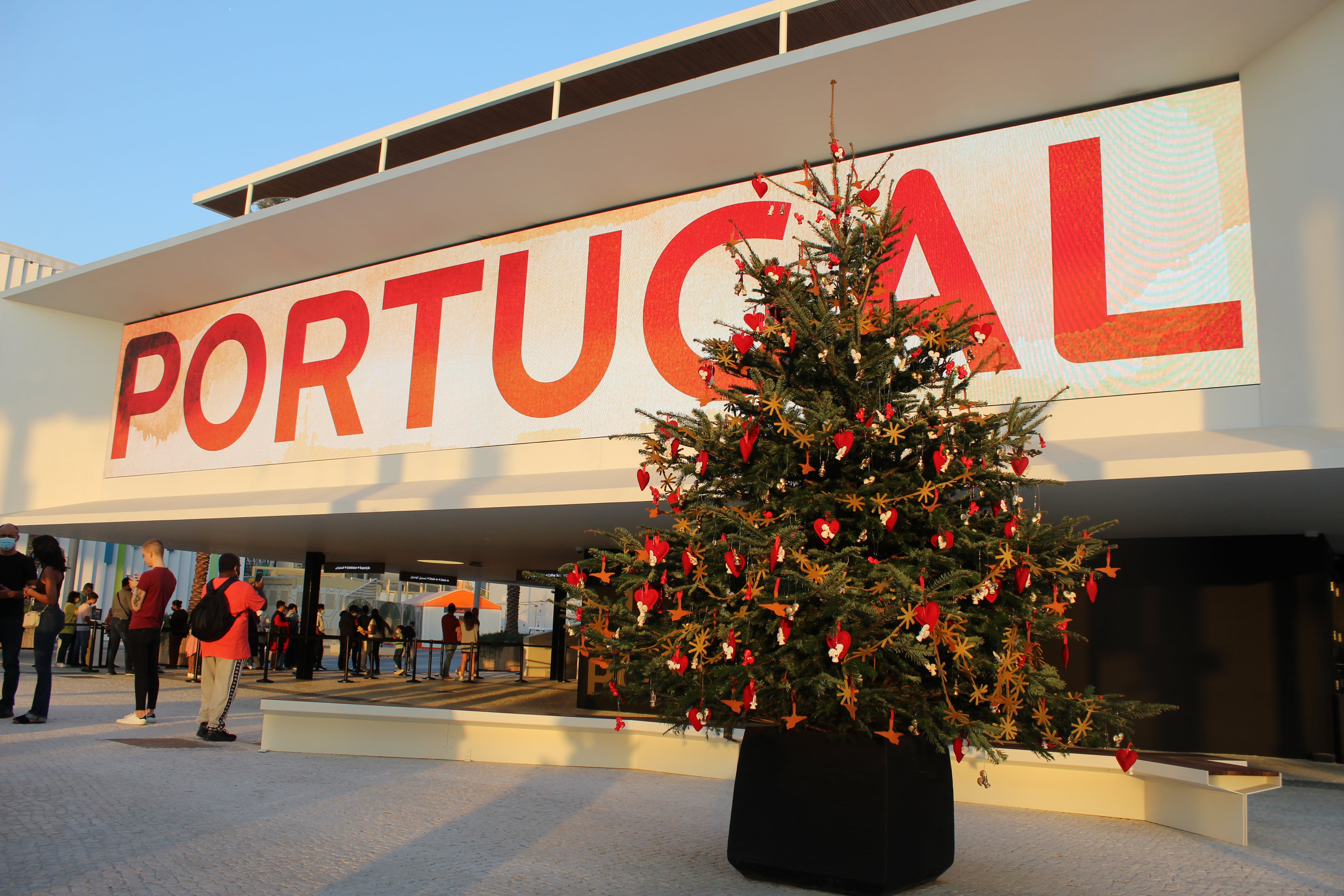 A árvore de Natal de Portugal na Expo 2020 Dubai está cheia de referências  nacionais – NiT