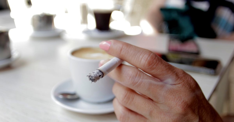 Fumar pode espalhar Covid até oito metros de distância