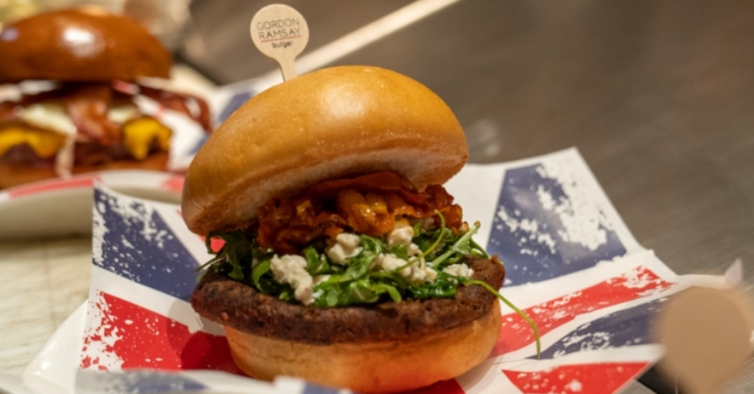 Gordon Ramsay abre primeiro restaurante em Chicago com hambúrguer e cachorros