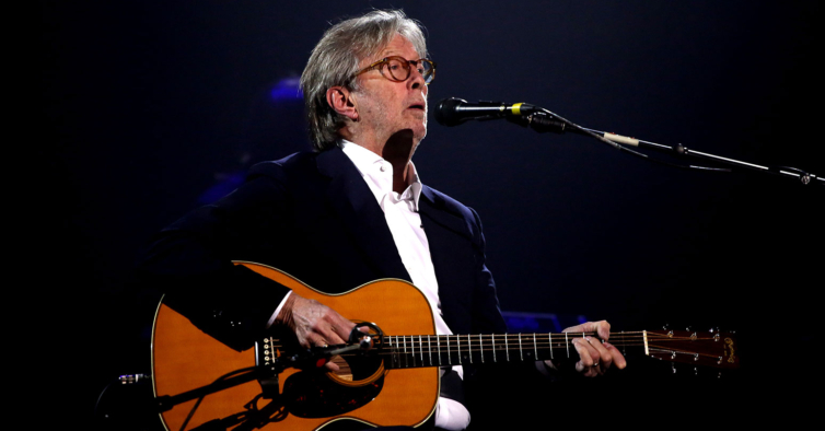 Eric Clapton não tem dúvidas: quem se vacinou contra a Covid-19 foi alvo de “hipnose”