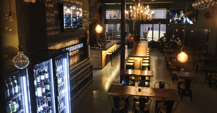 Canil: o novo bar de cerveja em Lisboa onde o cliente tira a própria imperial