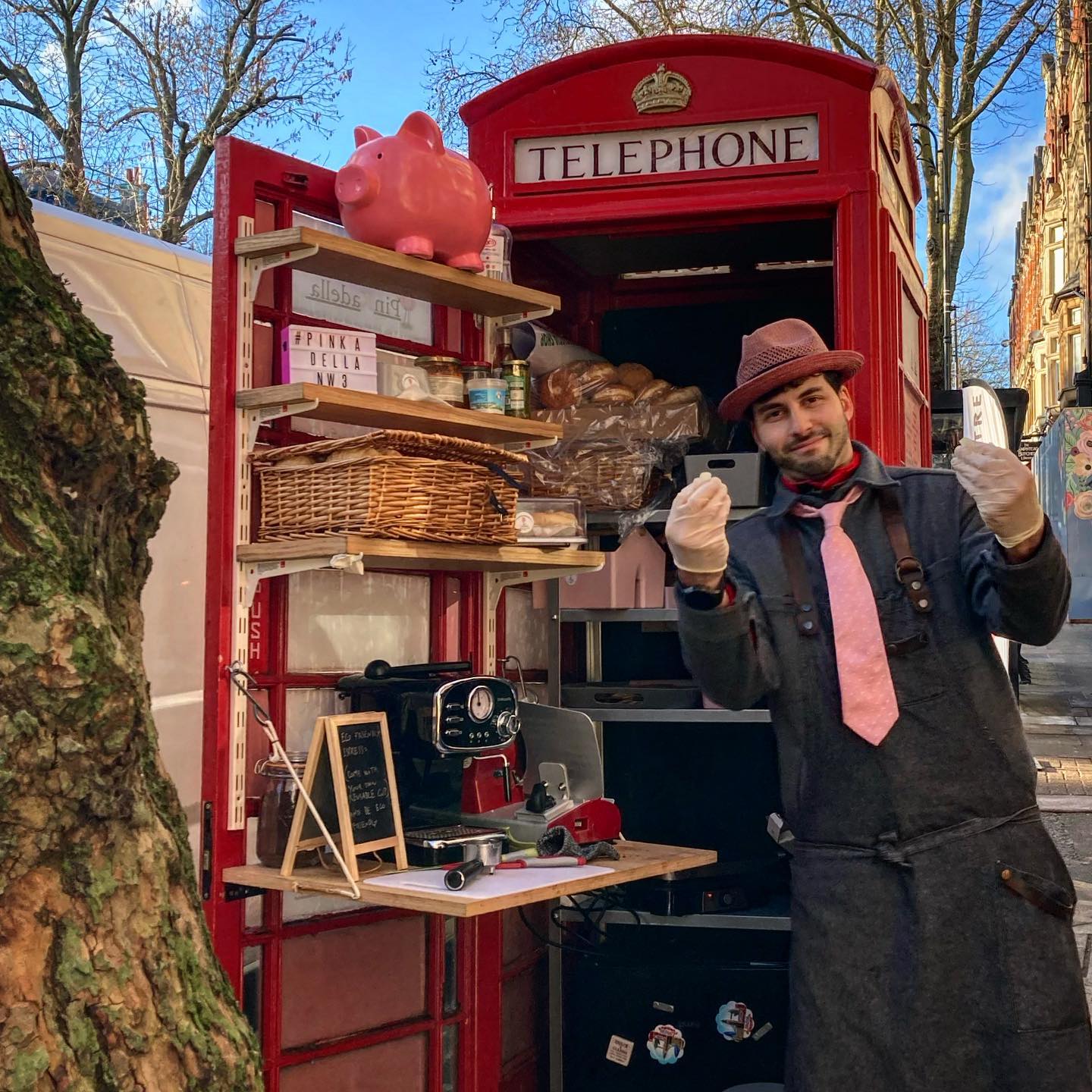 Britânico abre café em cabine telefônica fora de uso