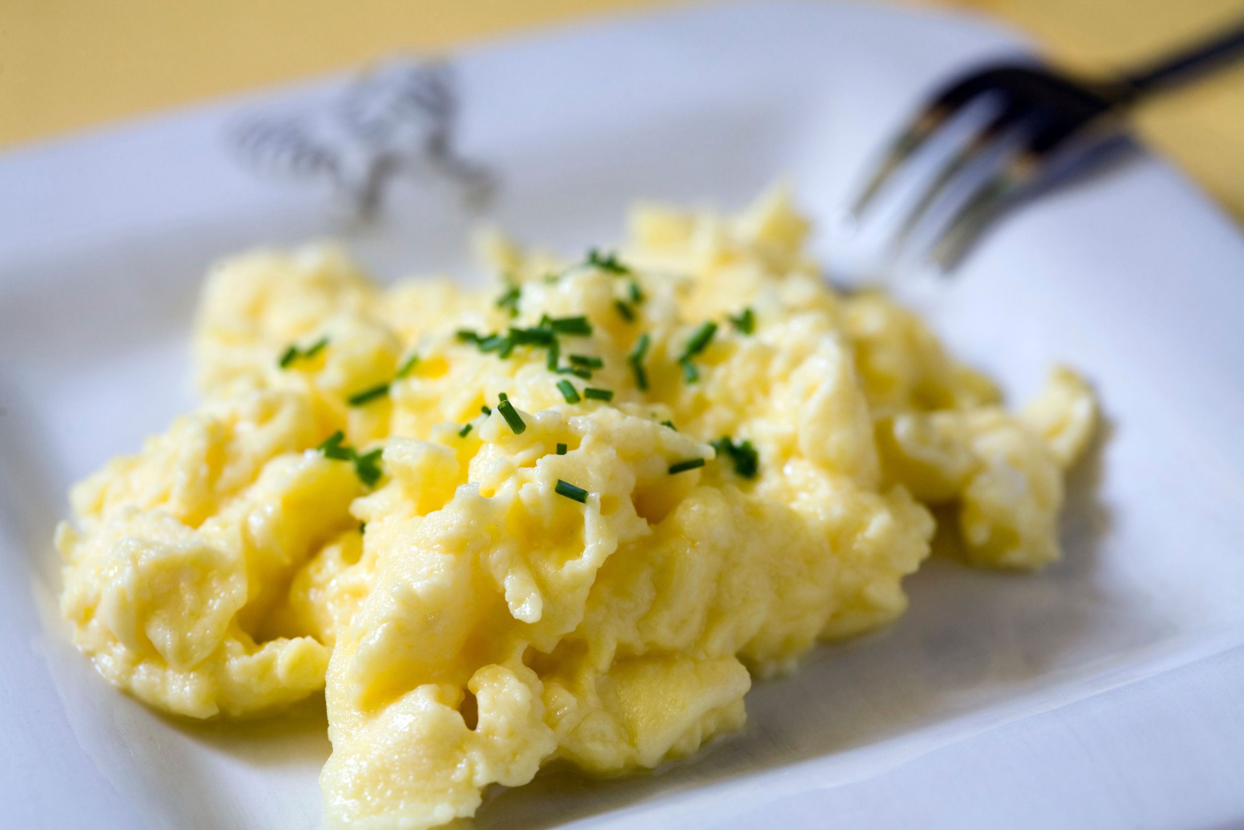 Substitua os cereais da manhã por ovos mexidos