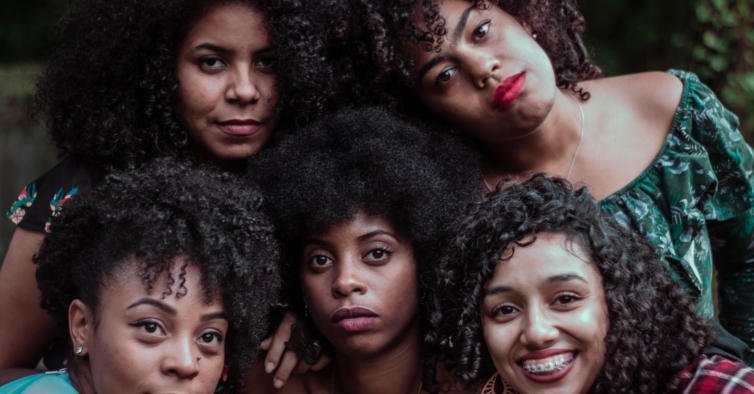 EUA quer criminalizar a discriminação contra uso de rastas e cabelo afro