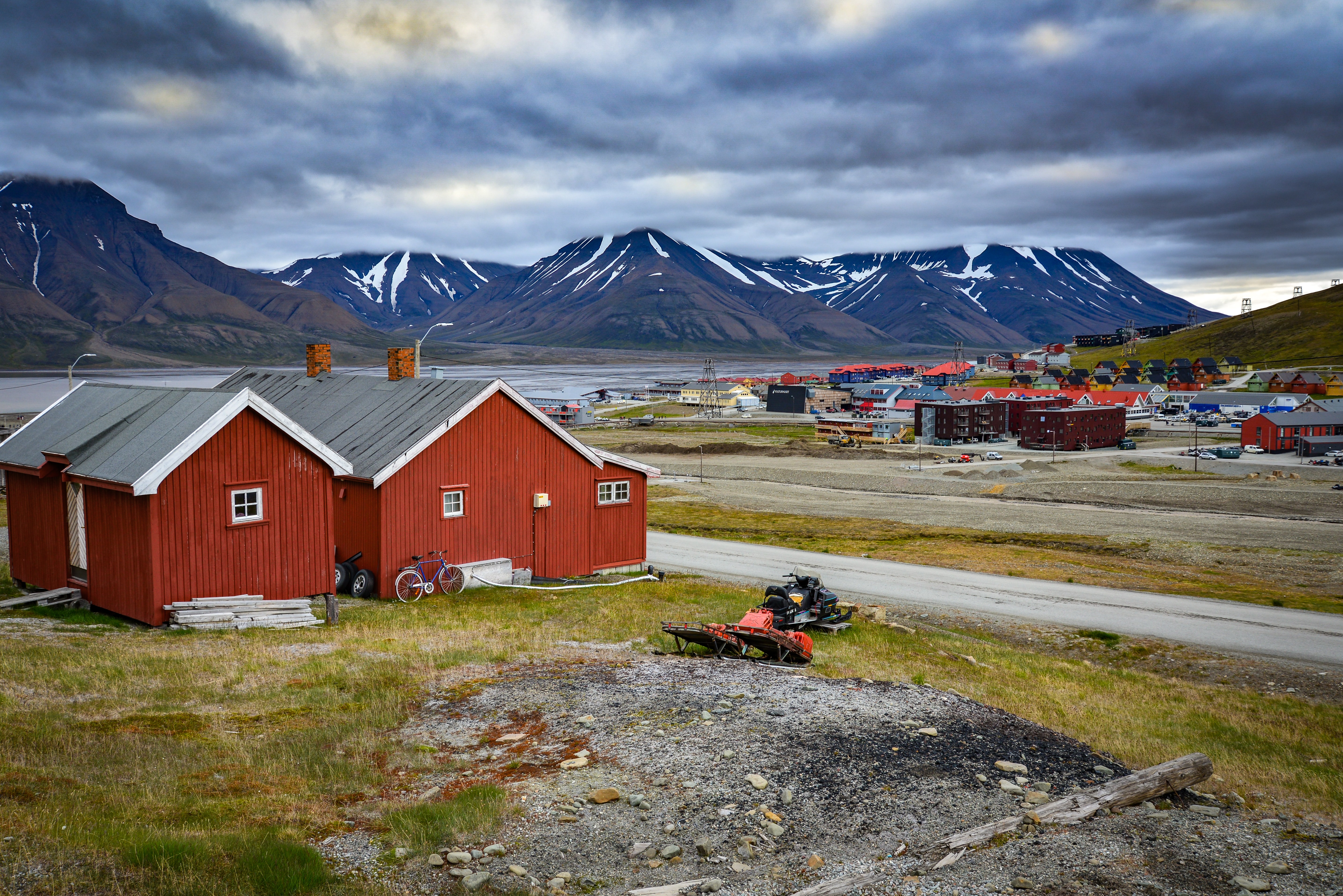 Foto de Pessoas Andando Na Tradicional Aldeia Na Noruega Ao Pôr Do