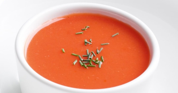 Prepare-se para o verão com esta incrível (e fresca) sopa de tomate cereja