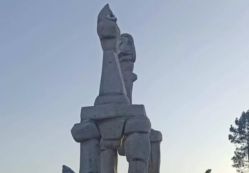 “A Foda dos Nus”: a estátua erótica de 9 metros que está a chocar os portugueses