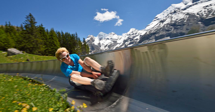 O incrível tobogã de 750 metros que desce uma das montanhas dos Alpes suíços