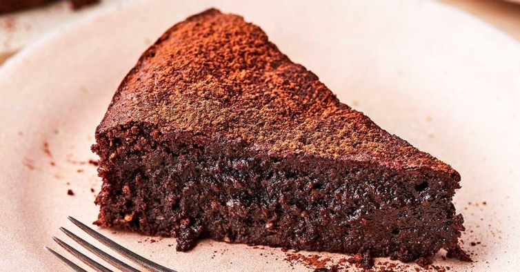 O bolo de chocolate que se faz em 5 minutos no microondas — e nem precisa de ovos