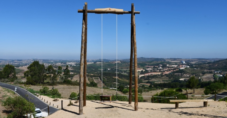 O novo baloiço panorâmico da Serra do Socorro fica apenas a 40 quilómetros de Lisboa