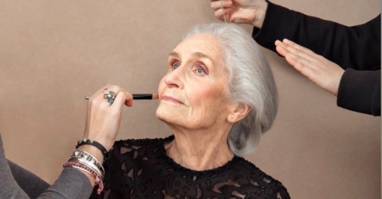 Os 94 anos de resiliência Daphne Selfe, a modelo mais velha do mundo: “Não me reformo”